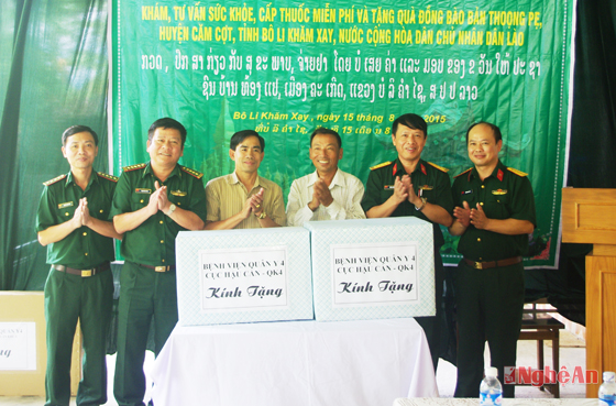 Bệnh viện Quân y 4 khám bệnh miễn phí cho 500 bệnh nhân Lào